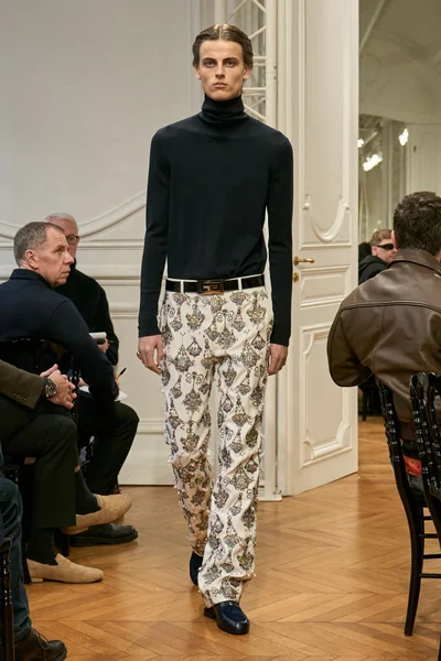 Look 10